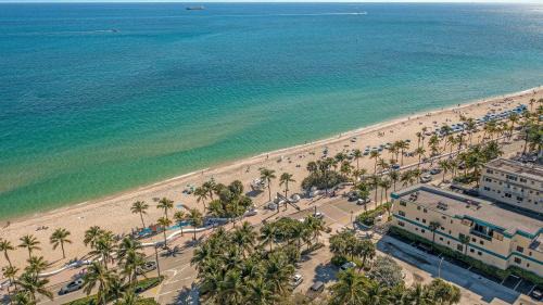 Central Beach Apartment | Condo by the Beach King Bed Lush Patio w BBQ Breakers Key Seven H0MES