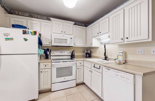 Palmetto Dunes Villa | Condo by the beach with heated pools, hot tub, patio, tennis, central AC, & W/D