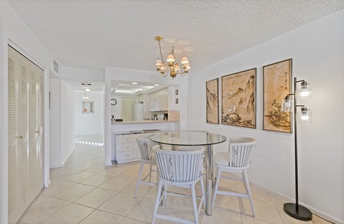Marco Island Condo | Condo overlooking Clam Bay w/pool & beach access
