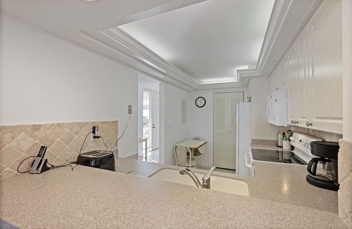 Marco Island Condo | Condo overlooking Clam Bay w/pool & beach access