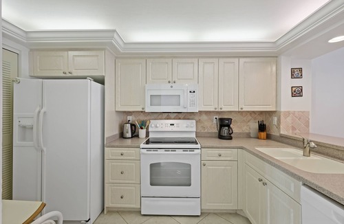 Marco Island Condo | Condo overlooking Clam Bay w/pool & beach access