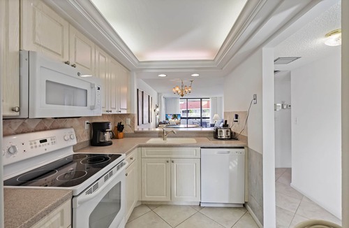 Marco Island Condo | Condo overlooking Clam Bay w/pool & beach access