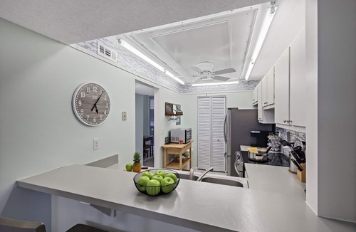 Marco Island Condo | Condo w/view of Clam Bay & pool/beach access