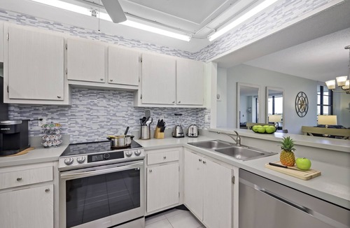 Marco Island Condo | Condo w/view of Clam Bay & pool/beach access