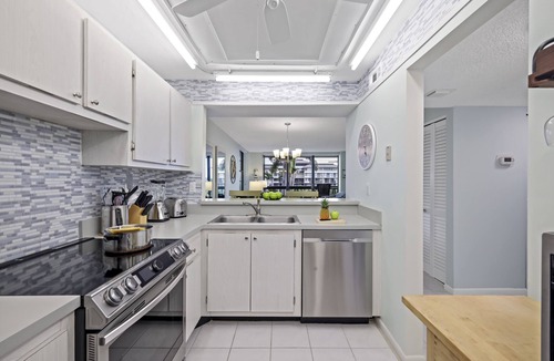 Marco Island Condo | Condo w/view of Clam Bay & pool/beach access