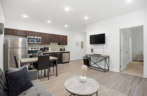 Fairmount Apartment | Contemporary 1BR inside Fairmount Square