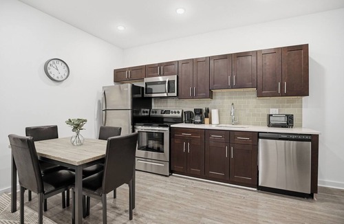 Fairmount Apartment | Contemporary 1BR inside Fairmount Square