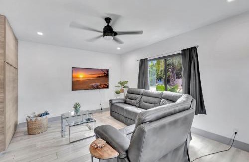 Lake Ridge House | Contemporary 3BR 3 BA Duplex, Amazing Outdoor Area
