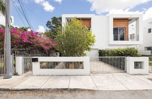Southwest Coconut Grove House | Contemporary Coconut Grove Oasis
