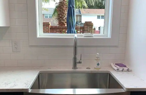 Old Village House | Contemporary Mount Pleasant Townhome Near Beach
