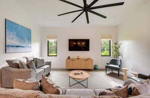 East Naples House | Contemporary Naples Home with Outdoor Kitchen and Pool