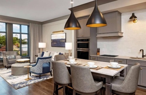 Ansonborough Hotel | Contemporary 2 Rooms Close to Liberty Square – Perfect City Base