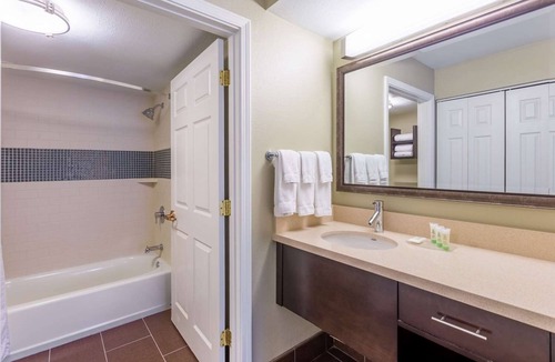 Dunwoody Hotel | Convenient All-Suite Lodging Near Perimeter Mall | 4 Units