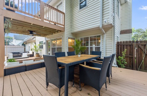 Riverdale House | Convenient City Retreat with MASSIVE Backyard, 10 mins from Airport