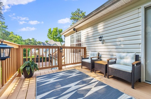 Riverdale House | Convenient City Retreat with MASSIVE Backyard, 10 mins from Airport
