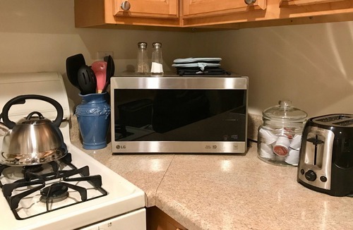 Stanton Park Apartment | Convenient, comfortable Capitol Hill 1 BR apt. close to sights, dining and Metro