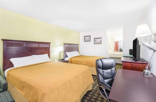 Lookout Valley Neighborhood Association Hotel | Convenient Stay in Knights Inn Chattanooga! Pet Friendly w/Seasonal Pool!