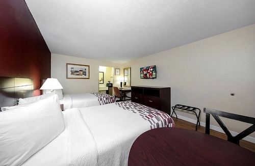 Ellenton Hotel | Conveniently To Excellent Transportation! Pet-friendly, Outdoor Pool, Parking!