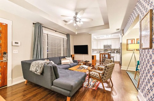 East Atlanta House | Cool East ATL Huge Fenced Yd-Fire pit King Bed