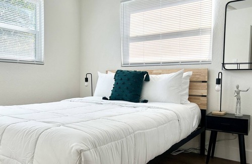 St. Petersburg House | Cool just remodeled coastal cottage close 2 BEACH & DT ST PETE - Weekly Discount