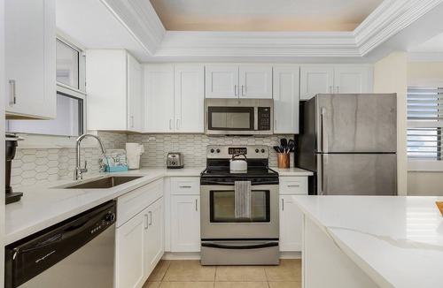 Fort Myers Beach Condo | Corner Unit Top Floor | Gulf Views, Beachfront & Walk to Dining