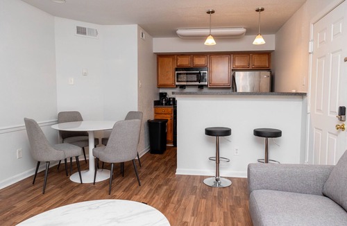 Coliseum Central Apartment | Corporate and Modern 1br suite I Pool I Parking