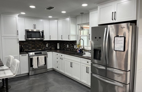 Clearwater House | Costal Clearwater Getaway Hot tub, Grill + Massage Mins to Clearwater Beach ☀️🌴