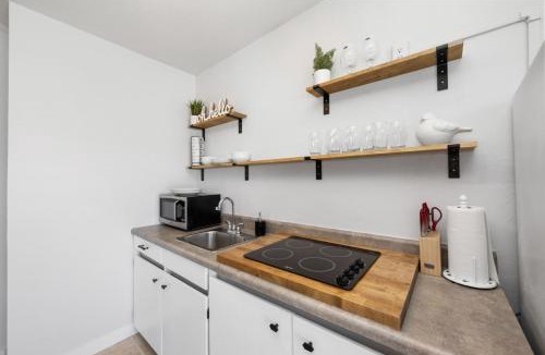 Biggar House | Cottage Bungalow Near Beach! King Bed with Pool & BBQ