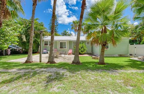 Bradenton Beach House | Cottage Haven-One Minute Walk To The Beach-Private Yards-Keyless Locks