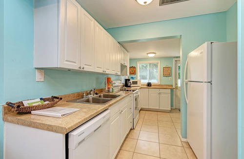 Bradenton Beach House | Cottage Haven-one Minute Walk To The Beach-private Yards-keyless Locks