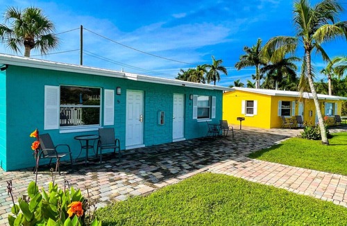 Biggar House | Cottage Home by Beaches, Golf & More! Heated Pool!