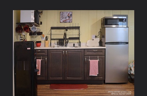 Hernando Cottage | Cottage slps 4 with 2 beds, ice mach, washer/Dryer,kitchenette,hot tub, pets.
