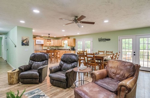 Cotter House | Cotter Home w/Deck ~ 1 Mi to Big Spring Park!