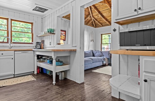 Farmington House | Country 2 BDR Cottage Sleeps 6