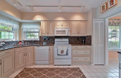 Estero House | Country Creek -Lovely updated 3 bed/2 bath Estero home with hot tub and golf