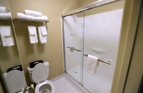 Paw Creek Hotel | Country Inn & Suites by Radisson, Charlotte I-85 Airport, NC