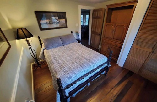 Barnardsville House | Country Mountain Getaway! Relax, Unplug, Unwind! 110+ yr.old Renovated Farmhouse