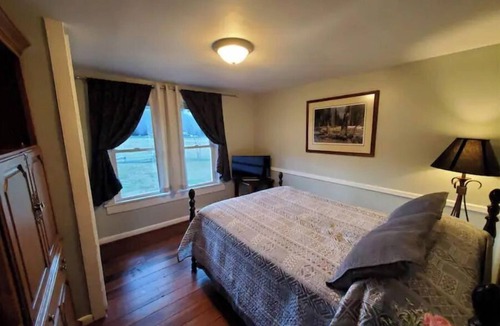Barnardsville House | Country Mountain Getaway! Relax, Unplug, Unwind! 110+ yr.old Renovated Farmhouse