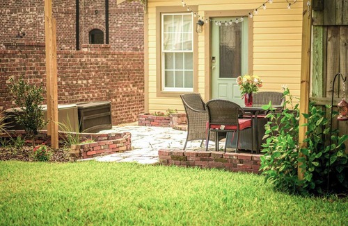 Old East Hill House | Couples/Downtown/EZ 2 beaches/patio/free parking