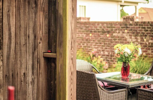 Old East Hill House | Couples/Downtown/EZ 2 beaches/patio/free parking