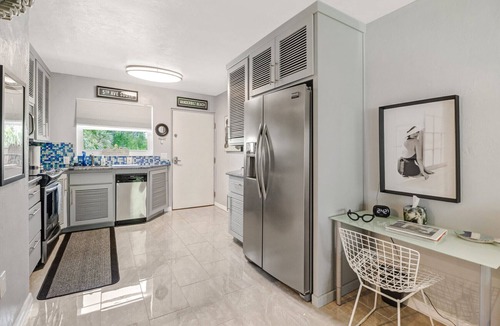 Vanderbilt Beach Apartment | Couples Hideaway, walk to Vanderbilt Beach