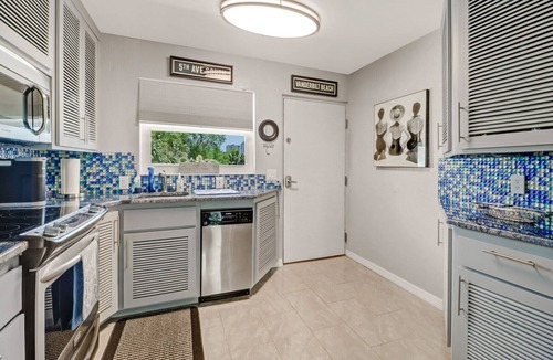 Vanderbilt Beach Apartment | Couples Hideaway, walk to Vanderbilt Beach