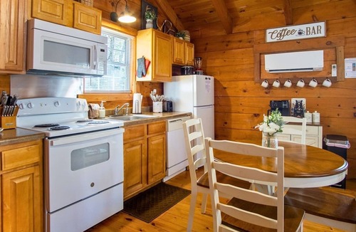 Sautee Nacoochee Cabin | Couples Retreat | Screened Deck, Hot Tub & Outdoor TV · Sautee Nacoochee, GA