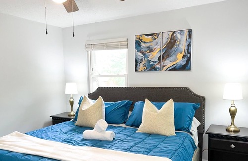 Enderly Park House | Couples Retreat - Minutes from Airport & Uptown
