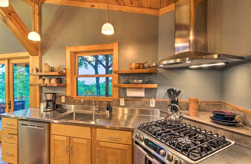 Brevard Cabin | Couples’ Treehouse Retreat w/Hot Tub & Views