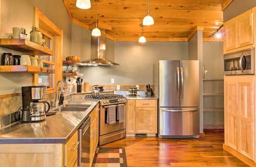 Brevard Cabin | Couples’ Treehouse Retreat w/Hot Tub & Views