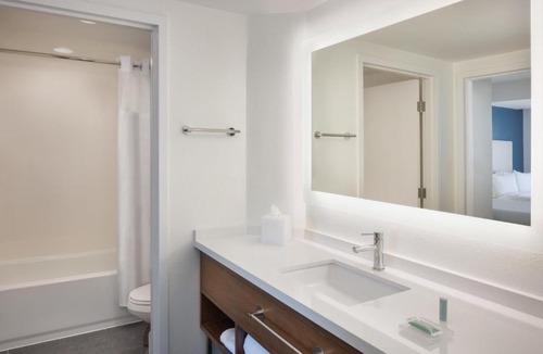 Florida Center Hotel | Courtyard by Marriott across Universal Orlando