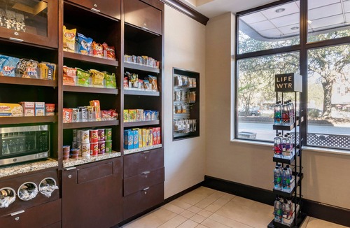 Old West Broad Neighborhood Hotel | Courtyard by Marriott Savannah Downtown/Historic District