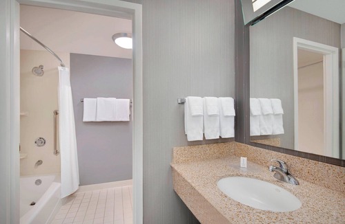 Savannah Hotel | Courtyard by Marriott Savannah Midtown