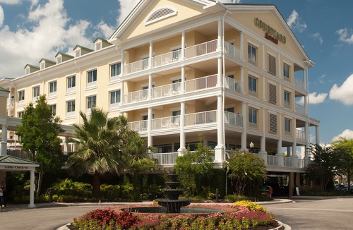 Downtown Charleston Hotel | Courtyard Charleston Waterfront